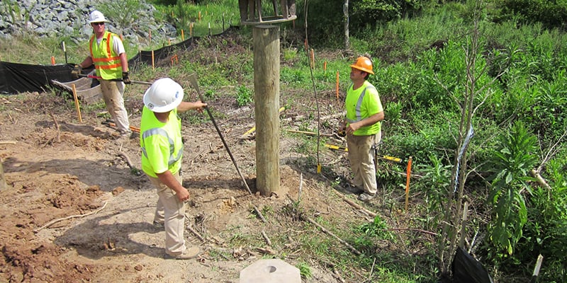 木桩施工＂>
              </div>
              <p>在湿地或水上的应用中，木桩可能是最具成本效益的基础选择。</p>
              <p>我们的P2022世界杯八强足彩ermaTrak系统很容易安装在木桩基础上，就像木材或复合木板路建筑一样。一旦一个桩被驱动到指定的深度，一个预制混凝土帽是固定在每一个桩与滞后螺栓，为木板路施工过程的其余部分设置模板。</p>
              <div class=