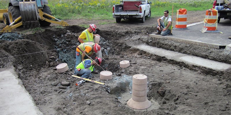 预制混凝土桥墩施工＂>
              </div>
              <p>根据项目的土壤条件和布局，PermaTrak的预制混凝土桥墩可以作为一种低影响、具有成本竞争力的基础选择。PermaTrak提供的预制混凝土桥墩由三个可堆叠组件组成:基座、立管和帽。消除了项目场地的过度挖掘，为业主提供了适合最小树根干扰的木板路基础。</p>
              <div class=